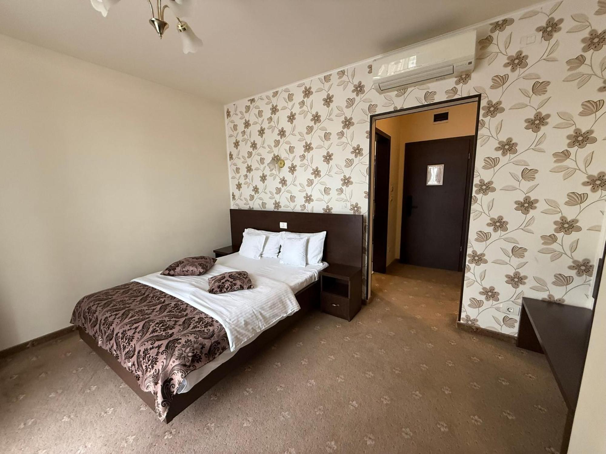 Hotel Miky Арад Екстериор снимка