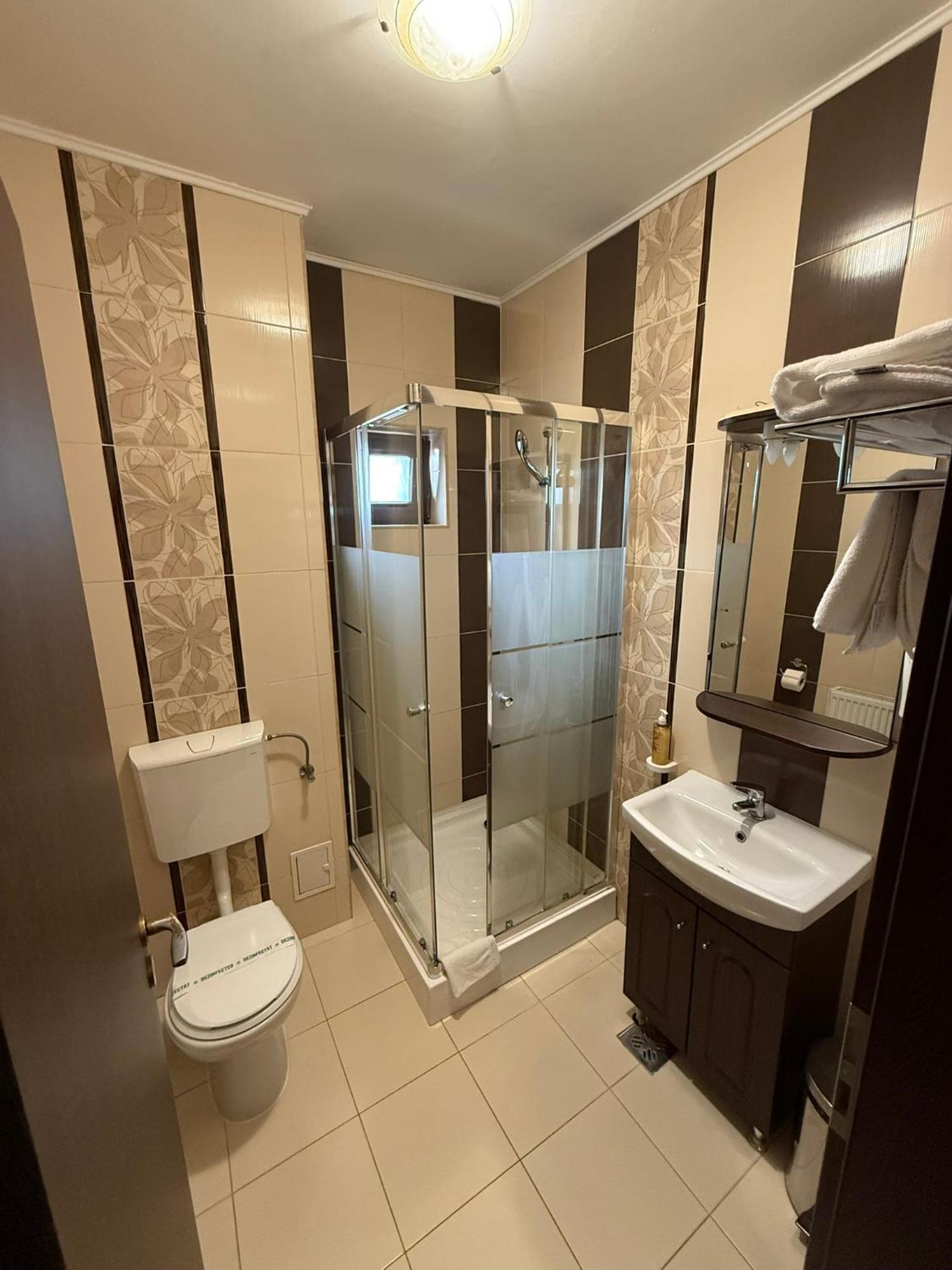 Hotel Miky Арад Екстериор снимка