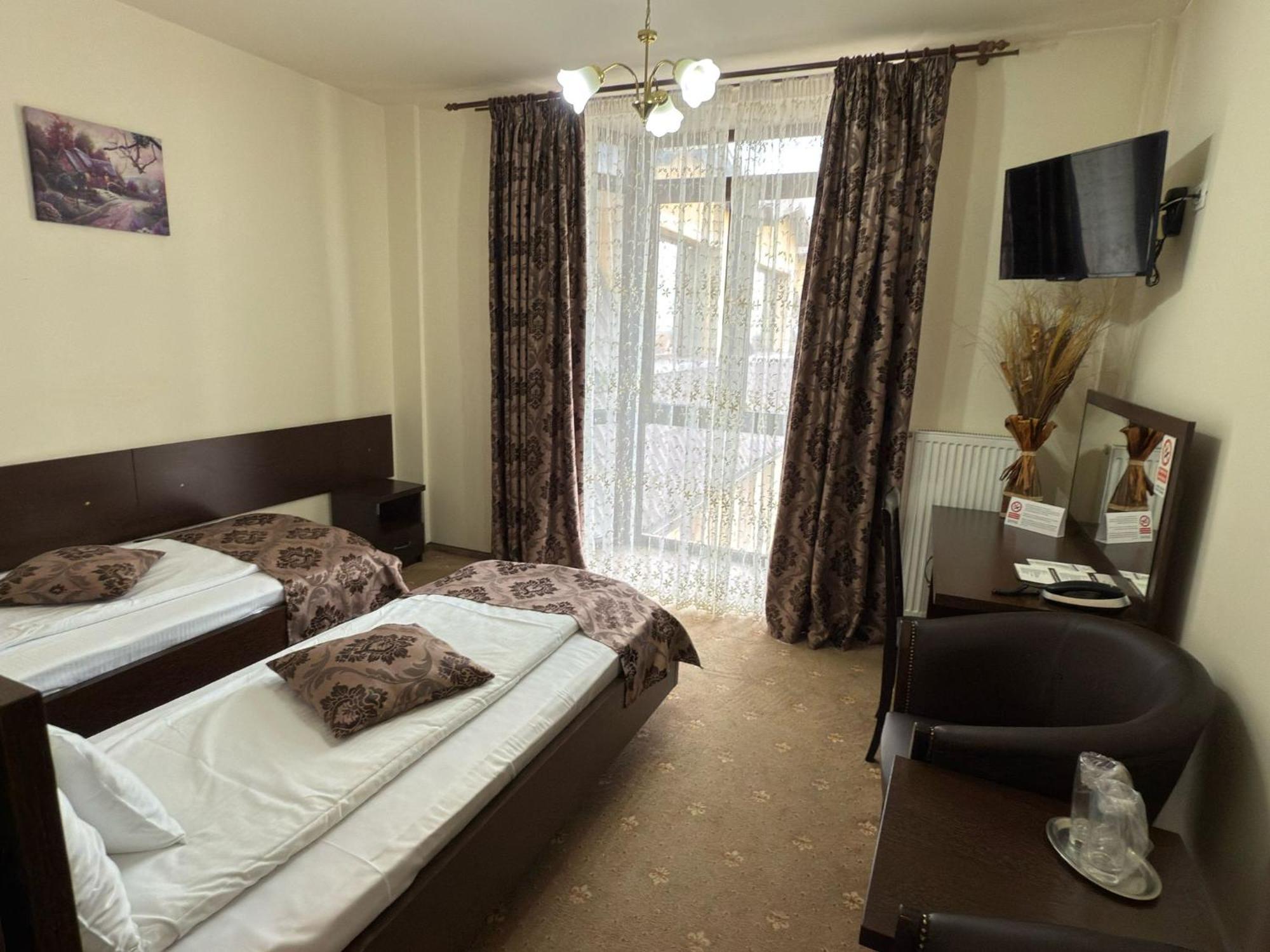 Hotel Miky Арад Екстериор снимка