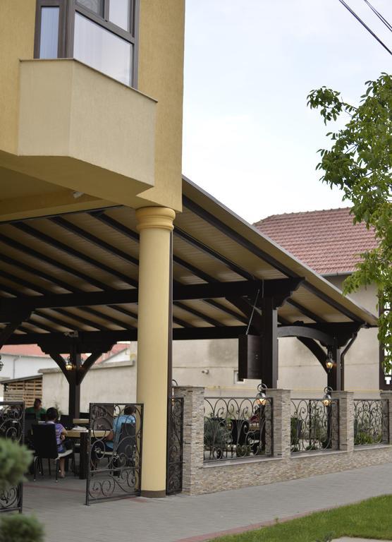 Hotel Miky Арад Екстериор снимка